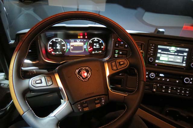 El volante reúne los mandos en tres grupos y la gran pantalla digital ofrece completa información.